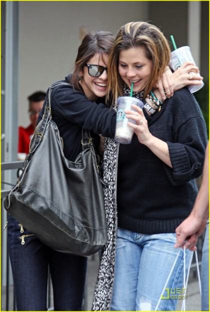 selena gomez mom pictures. Selena Gomez Starbucks Silly May 10 « theclimbx3′s Weblog